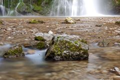 Steine vor Wasserfall