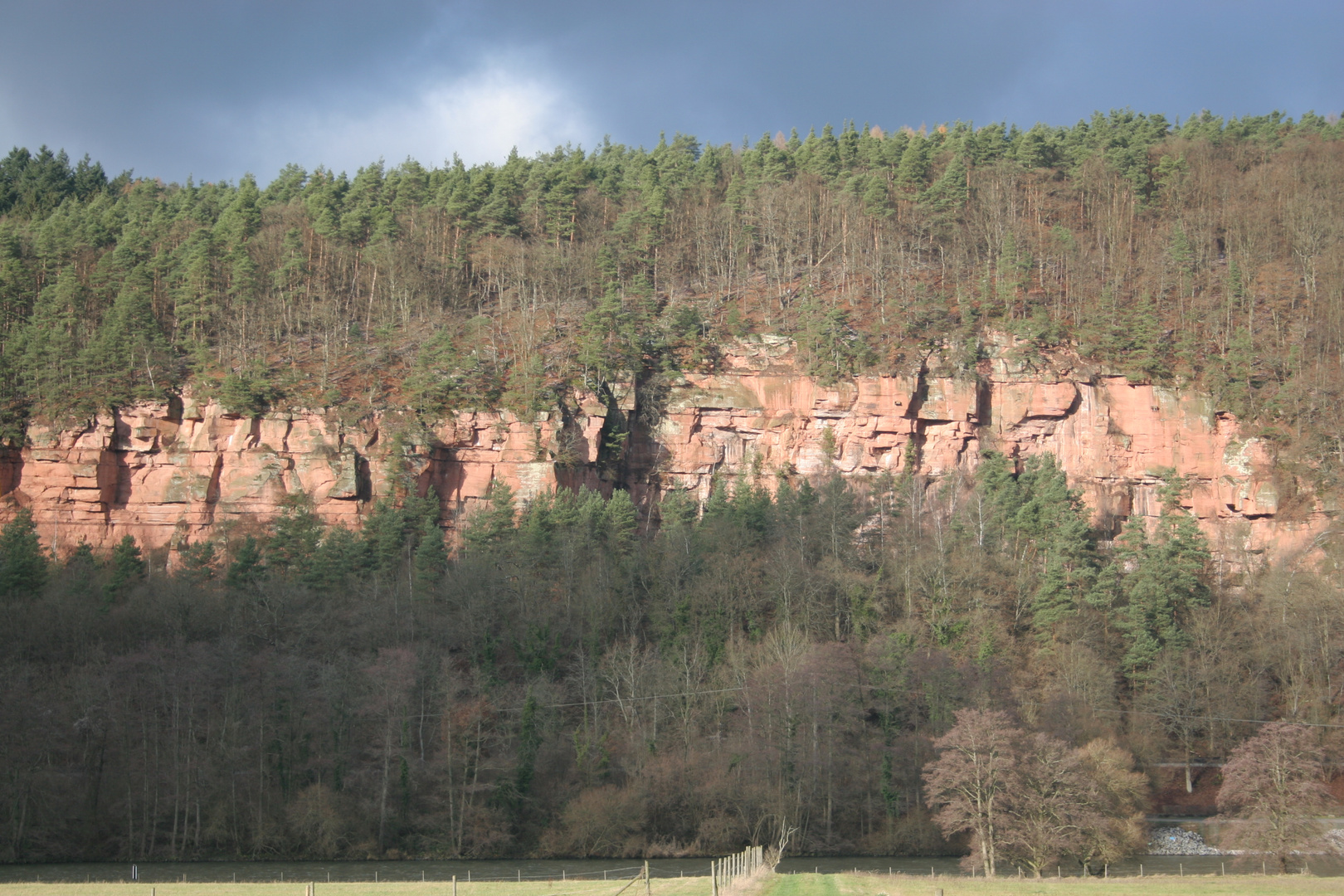 Steine Wald und Himmel