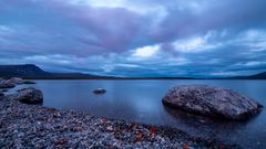 Steine-Wasser-Wolken