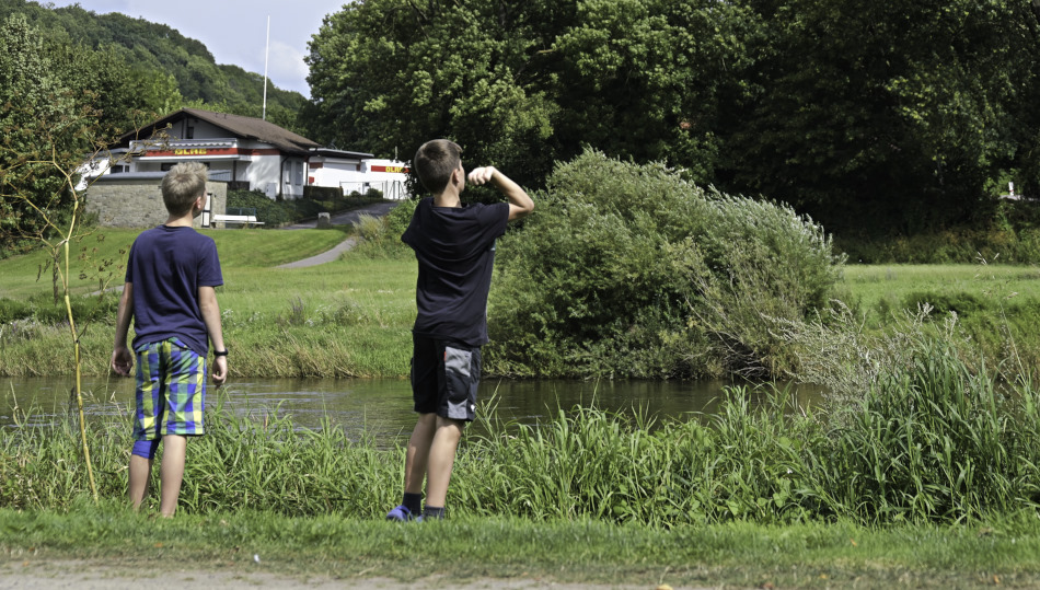 Steine werfen gegen Langeweile