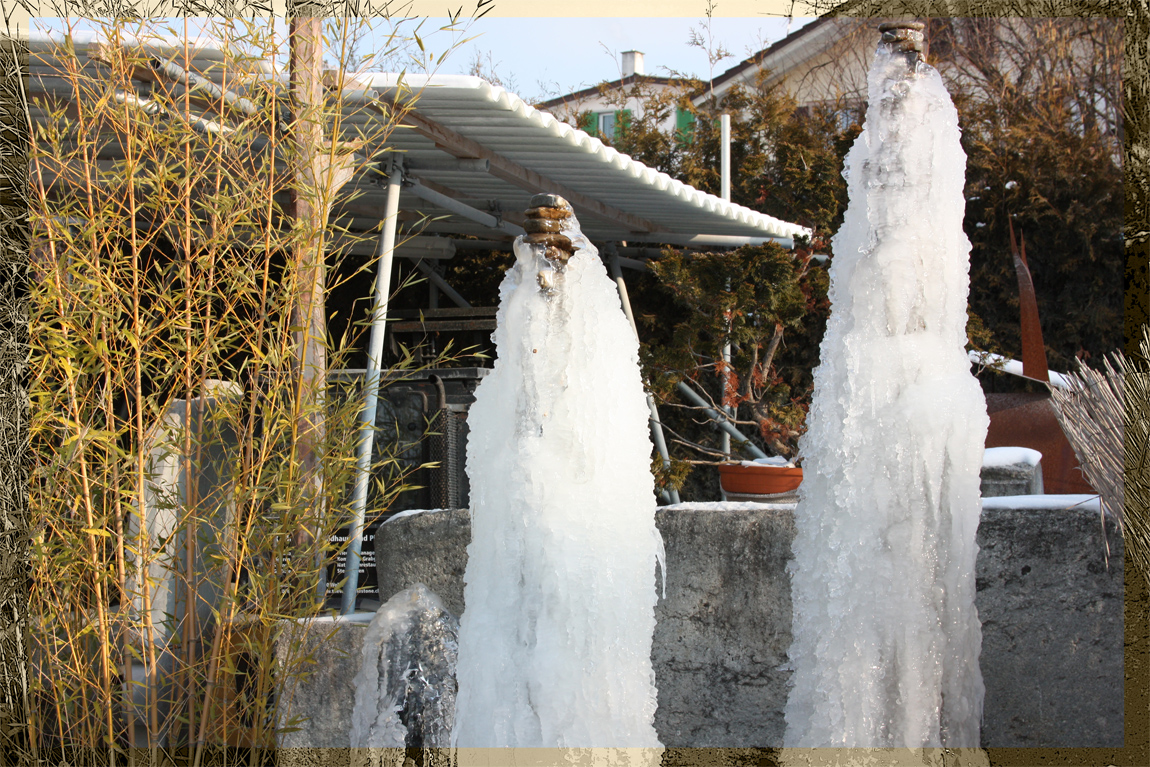 Steinekunst im Eismantel