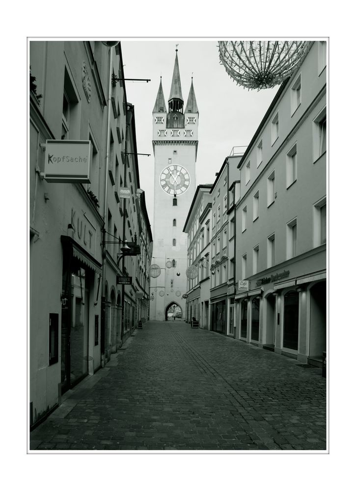 Steinergase mit gotischem Stadtturm