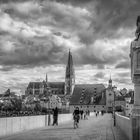 Steinerne Brücke mit dunkelem Himmel