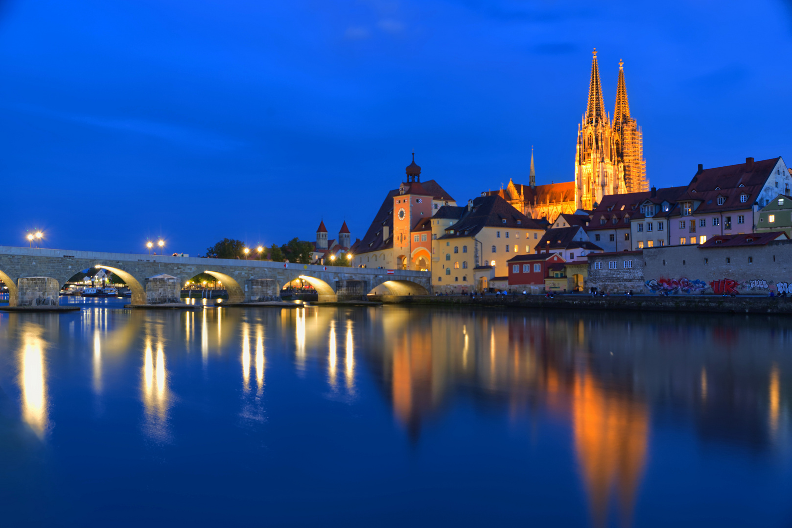 Steinerne Brücke Regensburg zur blauen Stunde