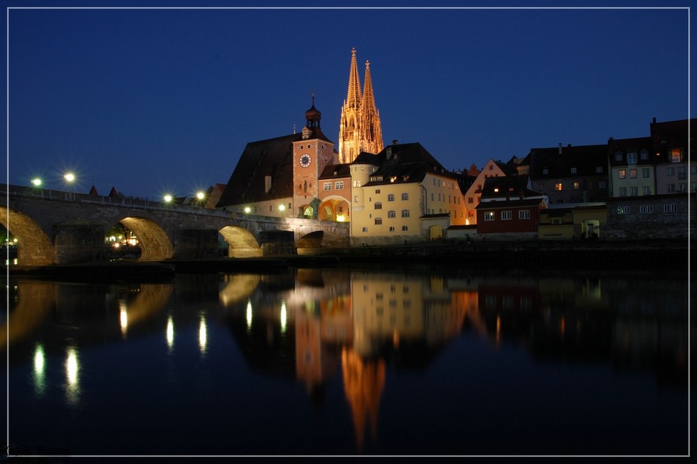 Steinerne Brücke und Dom in Regensburg bei Nacht