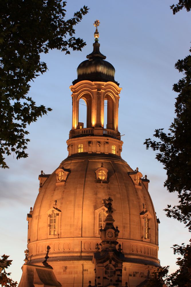 Steinerne Glocke zur Blauen Stunde