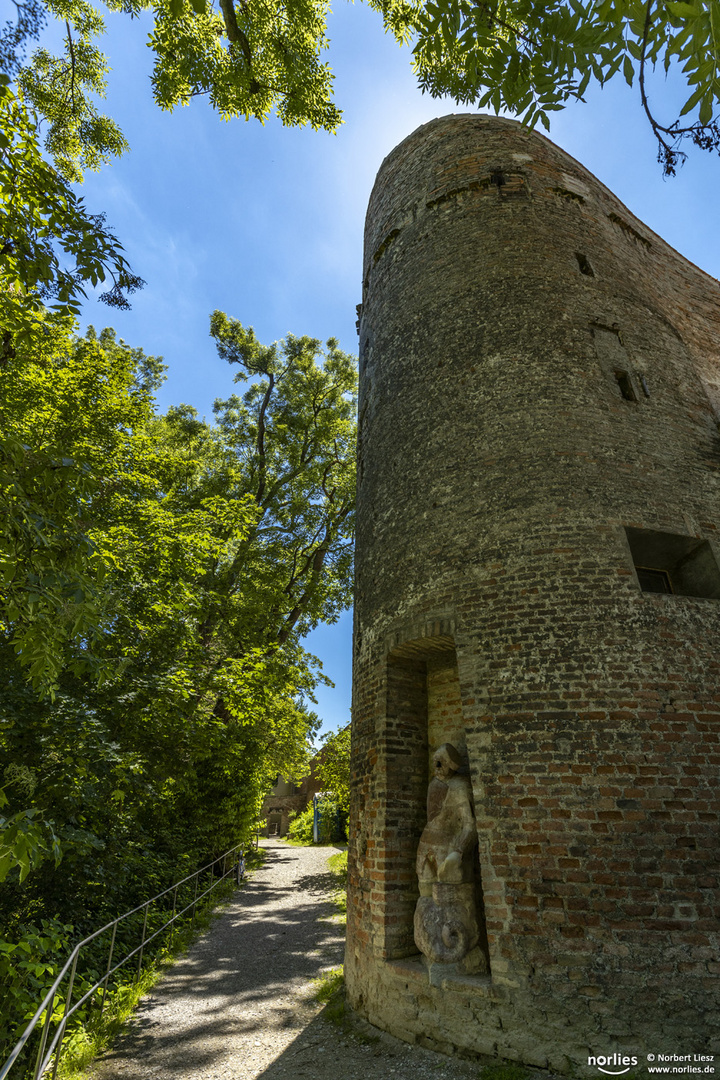 Steinerne Mann mit Stadtmauer