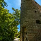 Steinerne Mann mit Stadtmauer