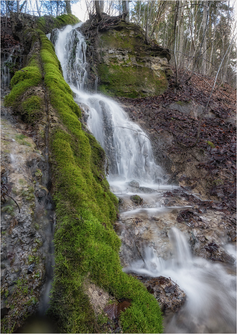 Steinerne Rinne mit Wasserfall