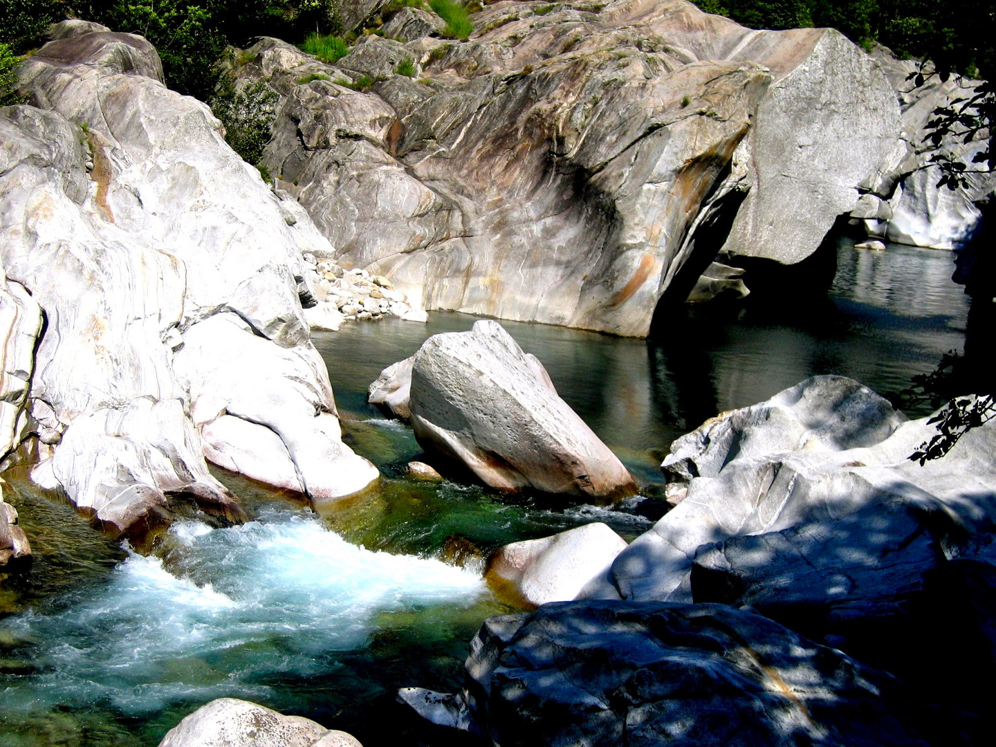 steinerne Ungeheuer in der Verzasca