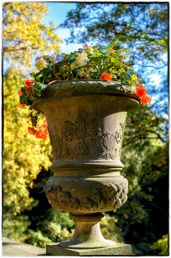 Steinerne Vase im Herbst