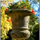 Steinerne Vase im Herbst