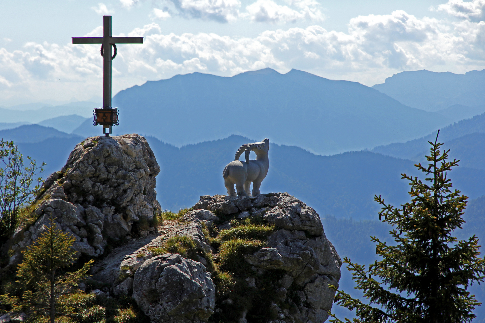 Steinerner Steinbock am Gipfel