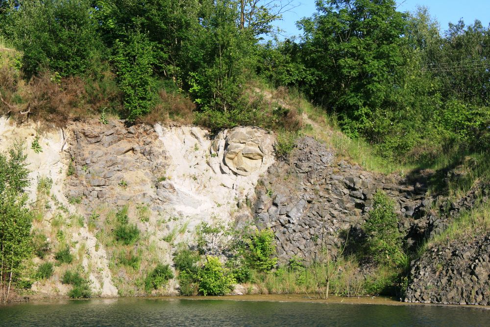 Steinernes Gesicht im ehemaligen Steinbruch Baruth