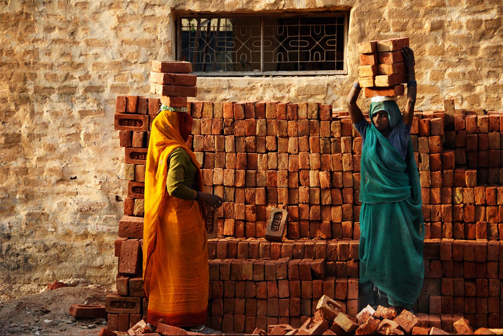 Steineschlleppen ist in Indien Frauenarbeit