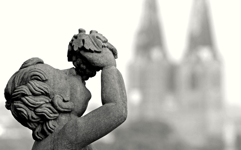 Steinfigur mit Blick auf St. Nikolai zu Quedlinburg