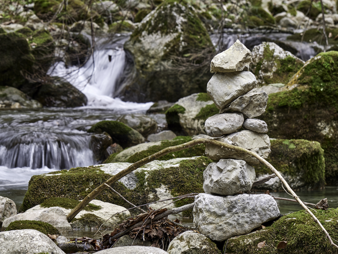 Steinfigur mit Wasserfall