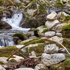 Steinfigur mit Wasserfall