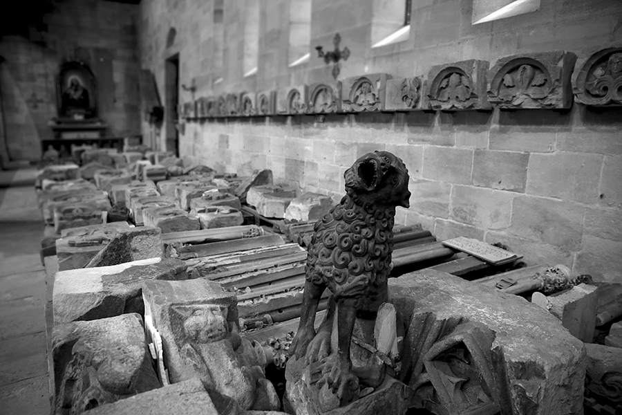 Steinfiguren aufgereiht für die Restaurierung in der Johanniskirche Schwäbisch Gmünd