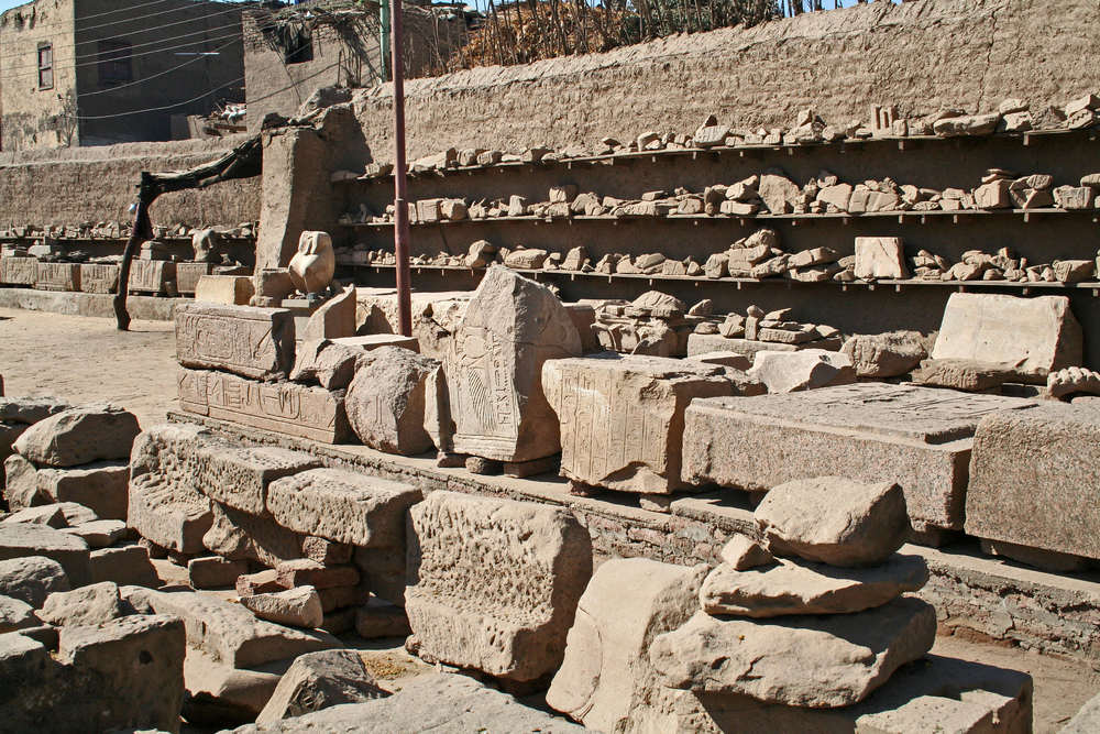 Steinfragmentlager im Tempel el-Tod