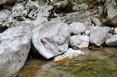Steingesichter in einem Gebirgsfluß in Norditalien