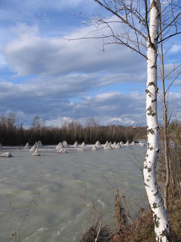 Steinhaufen im Fluss