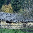 Steinhaus mit Holzdach 