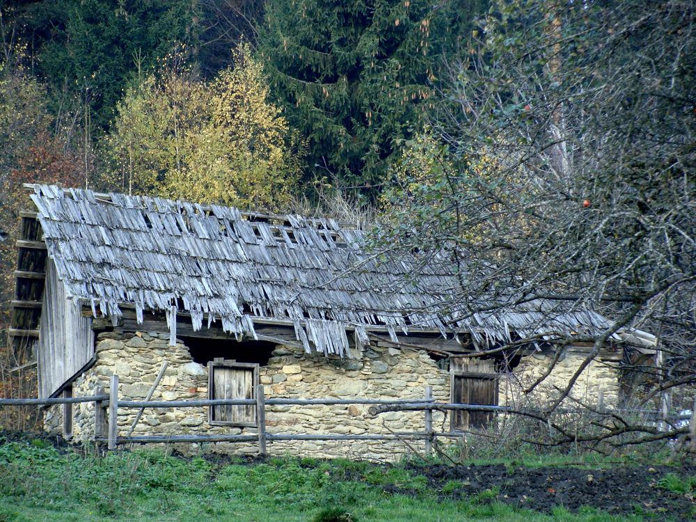 Steinhaus mit Holzdach 