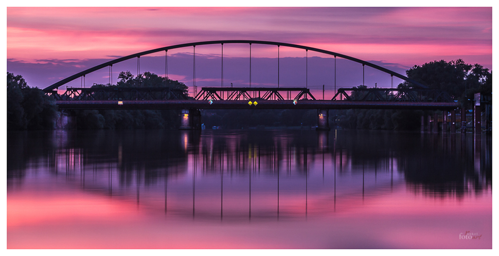 Steinheimer Brücke kurz nach Sonnenuntergang
