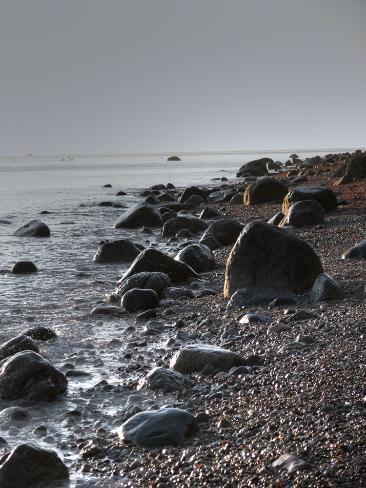 Steinige Frühe an der Ostsee