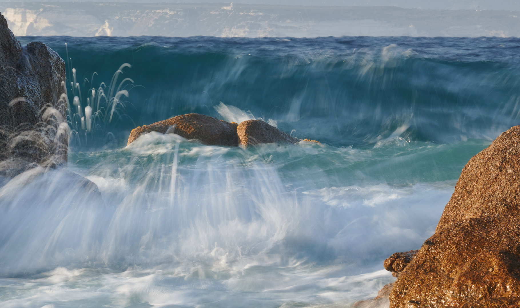 Steinige Küste auf Sardinien im Abendlicht