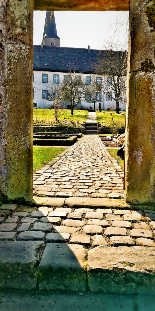 Steiniger Durchblick