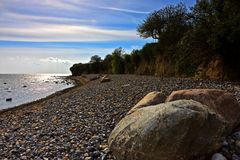 steiniger Strand