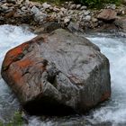 Steinklotz im reißenden Bachbett .Valle di Rabbi