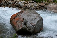 Steinklotz im reißenden Bachbett .Valle di Rabbi