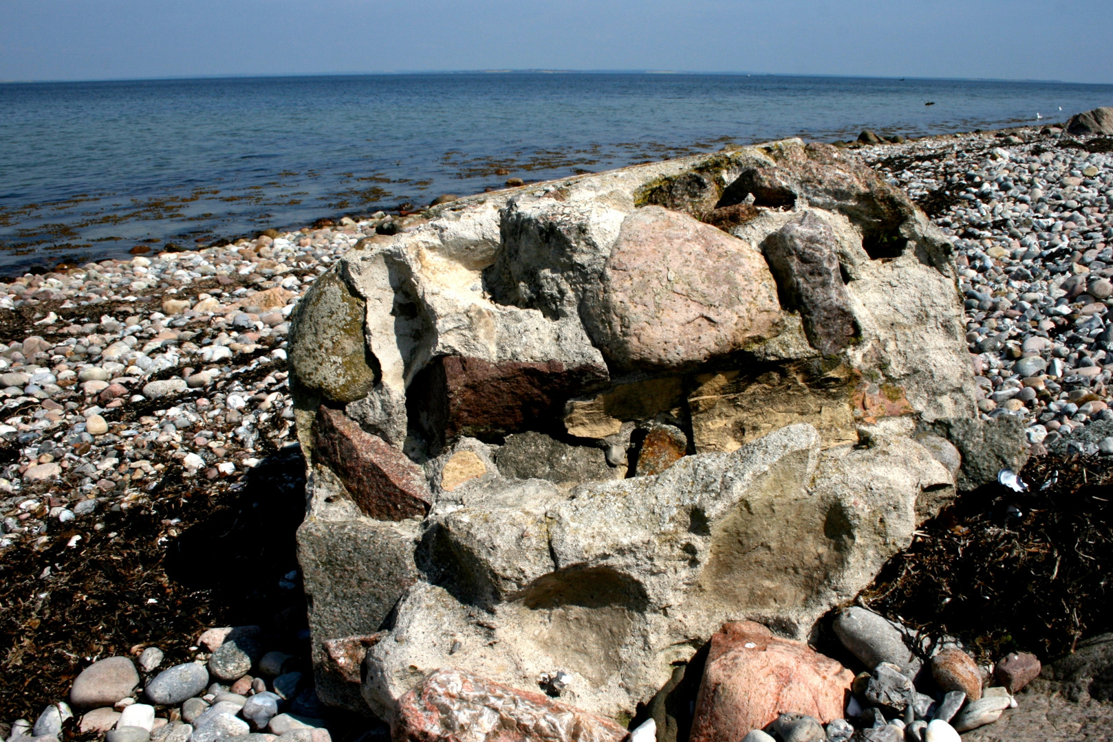 Steinkomposition am Meer