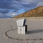 ... Steinkreis umzingelt Strandkorb..