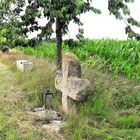 Steinkreuz mit Kirschbaum und Sitzbank