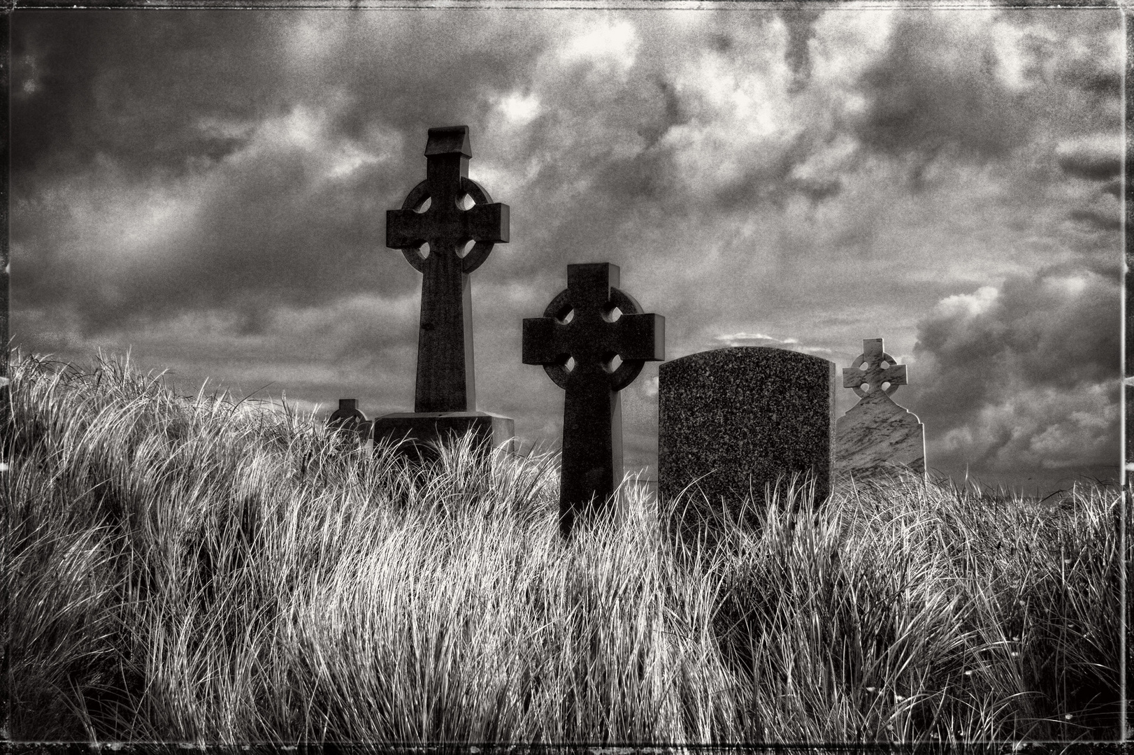 Steinkreuze auf einem irischen Friedhof