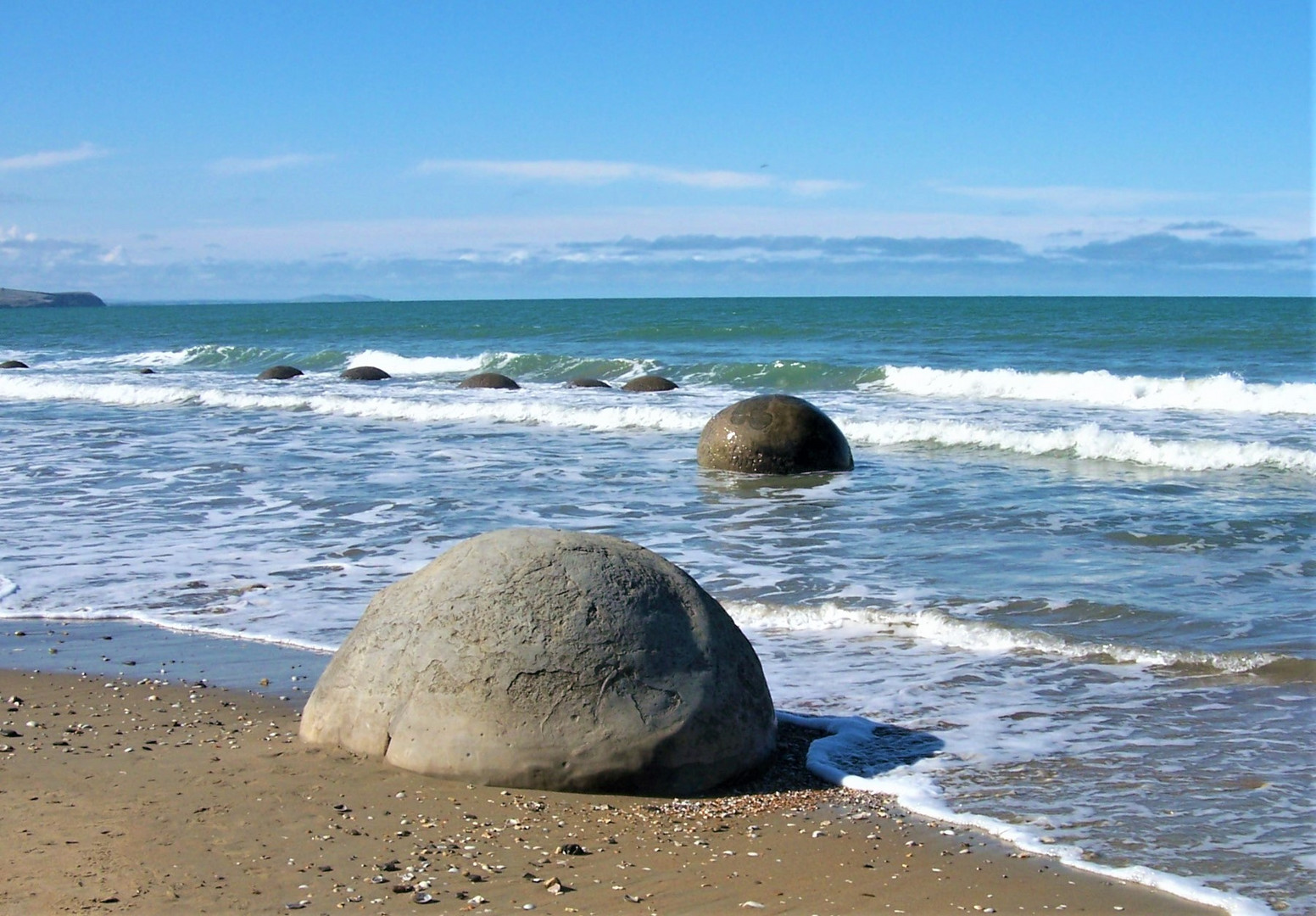 Steinkugeln am Strand