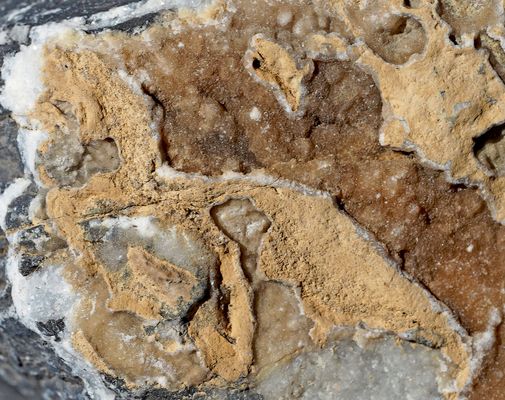 Steinkunst auf einem Felsen in den Bergen ...