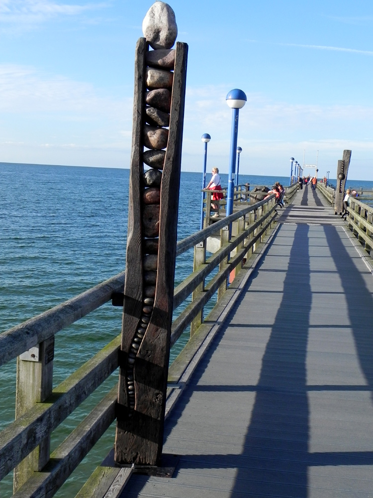 Steinkunstwerk auf der Seebrücke von Zingst