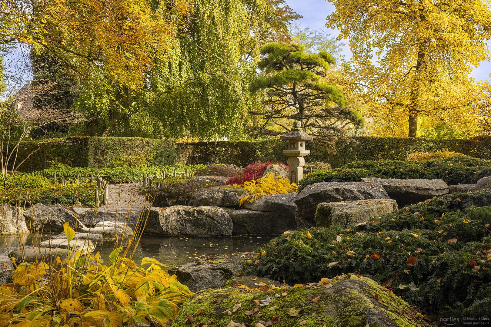 Steinlaterne im Herbst