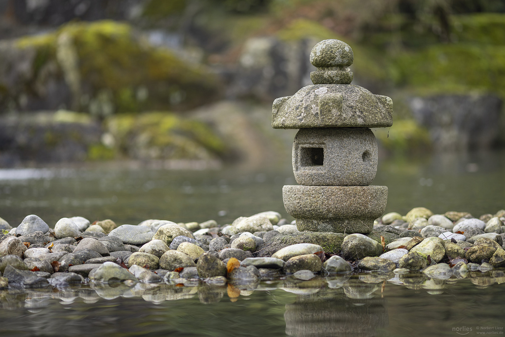 Steinlaterne im Japangarten