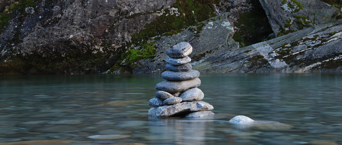 Steinmännchen am Fluss