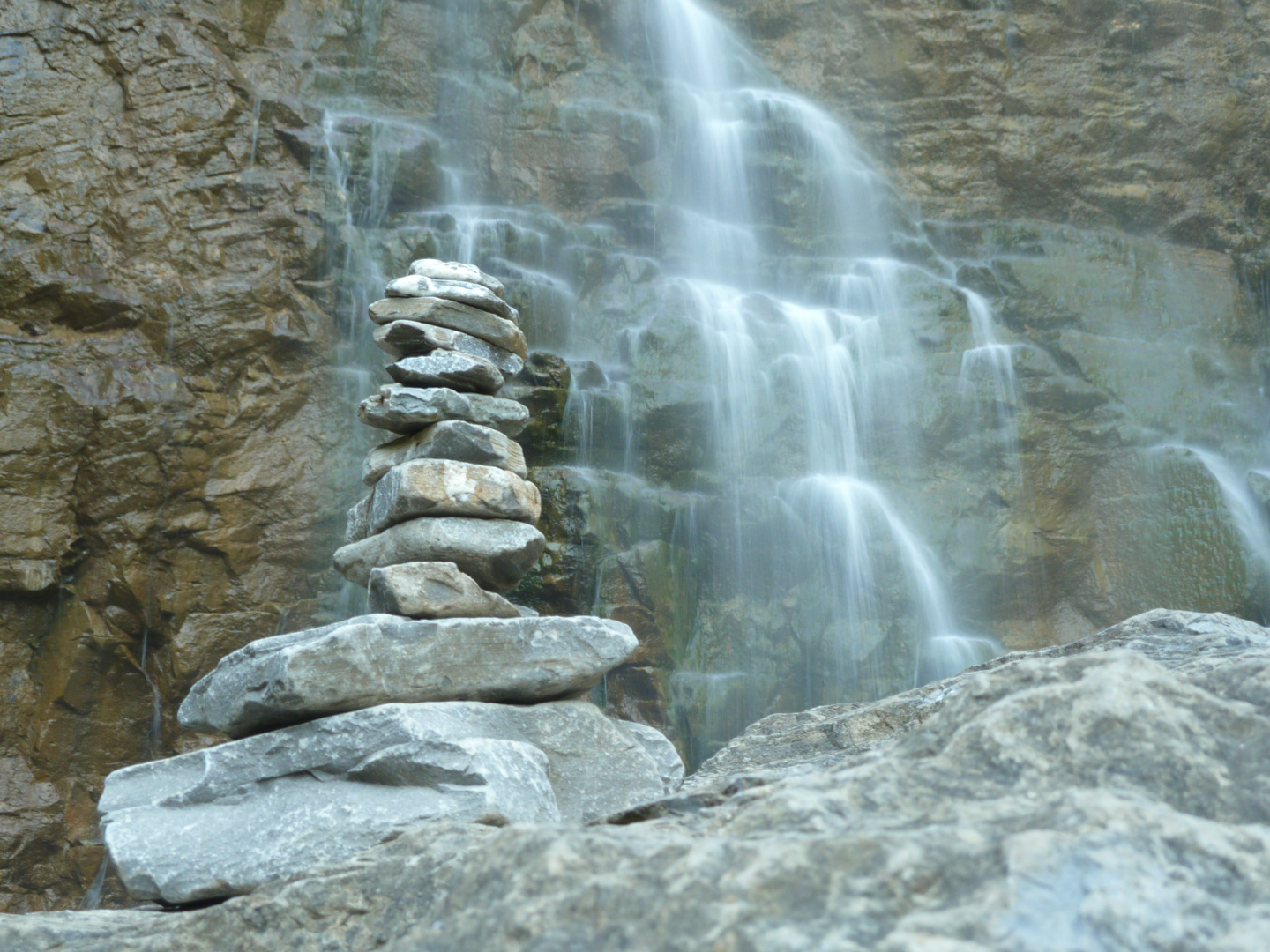 Steinmannli mit Wasserfall