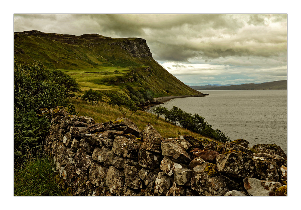 Steinmauer bei Portree