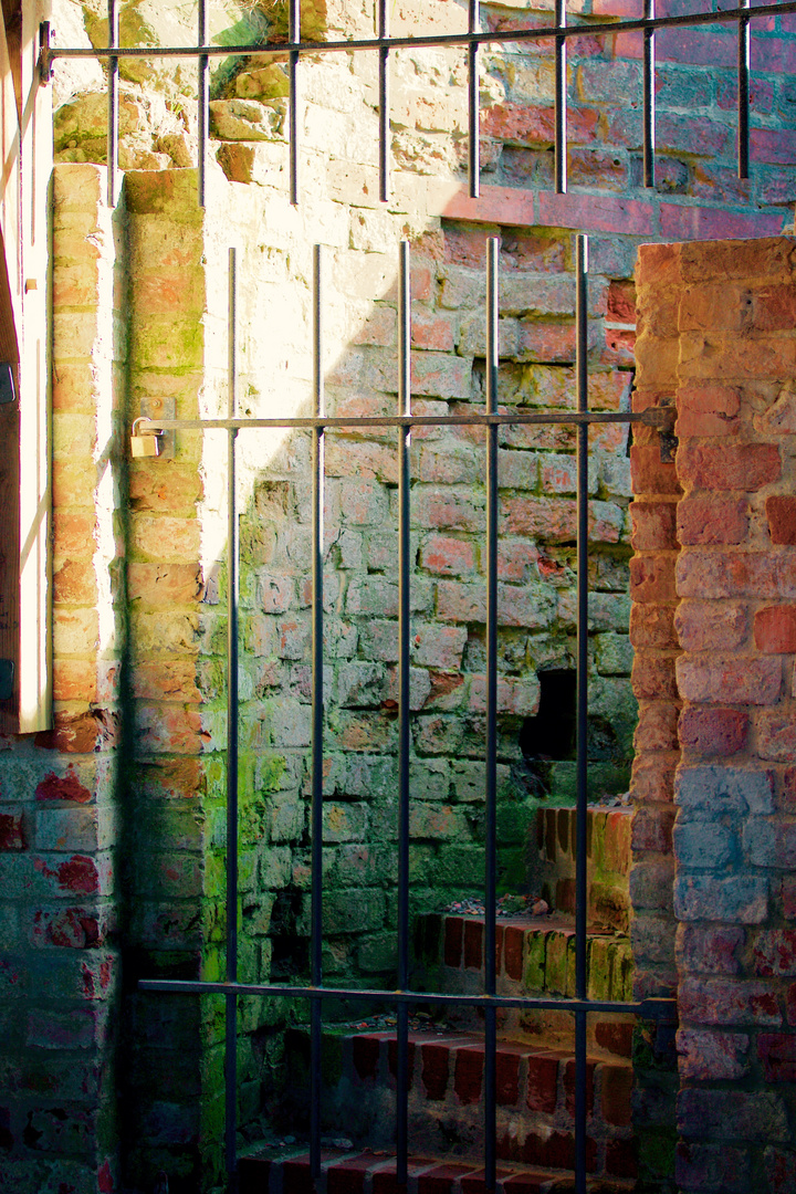 Steinmauer und Zugang in die geheime Kammer.
