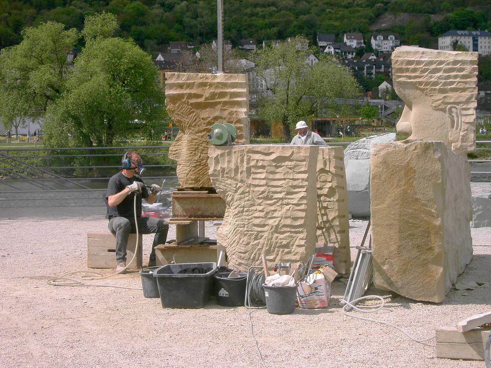 Steinmetz bei der Arbeit