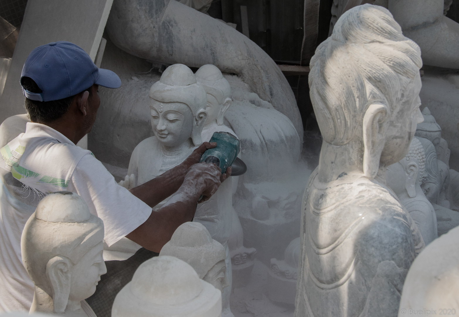 Steinmetz in Mandalay, dem Zentrum der Steinmetzkunst in Myanmar (© Buelipix)